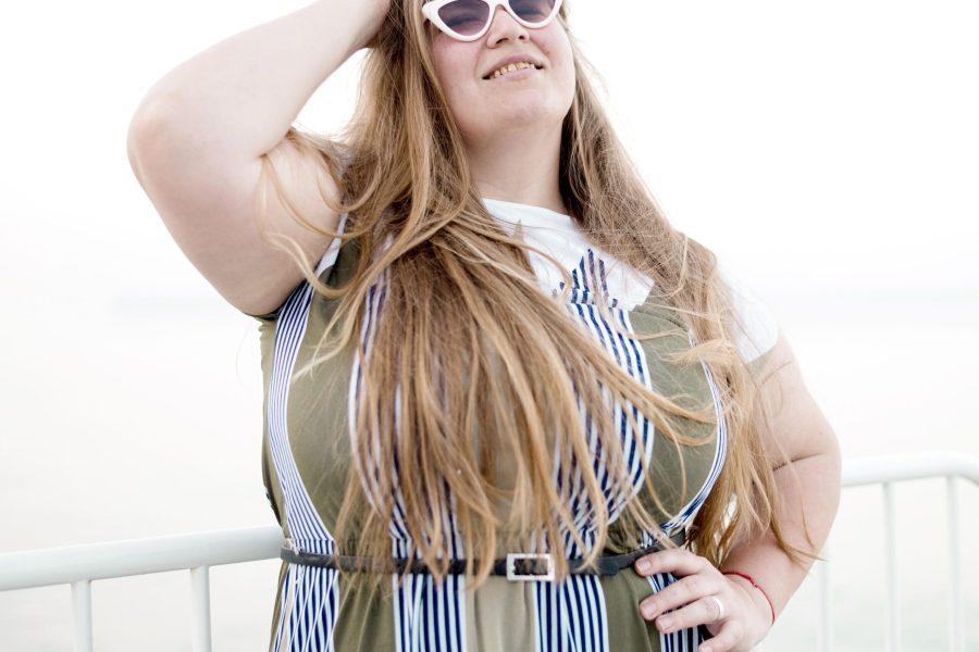 plus-size-model-wearing-sunglasses-scaled
